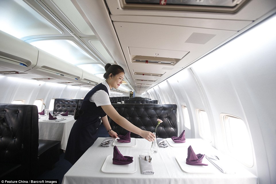 lily-airways-the-restaurant-inside-a-boeing-737-in-china-2