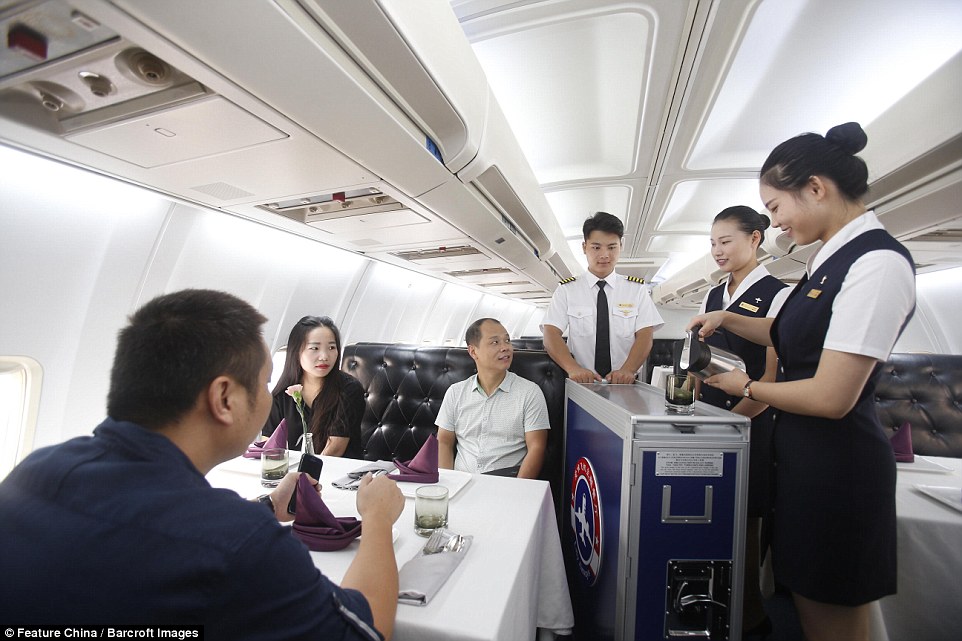 lily-airways-the-restaurant-inside-a-boeing-737-in-china-4
